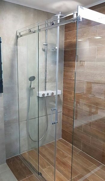 Душевые кабинки из стекла
